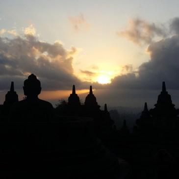 Borobudur, formado por 504 estatuas de Buda