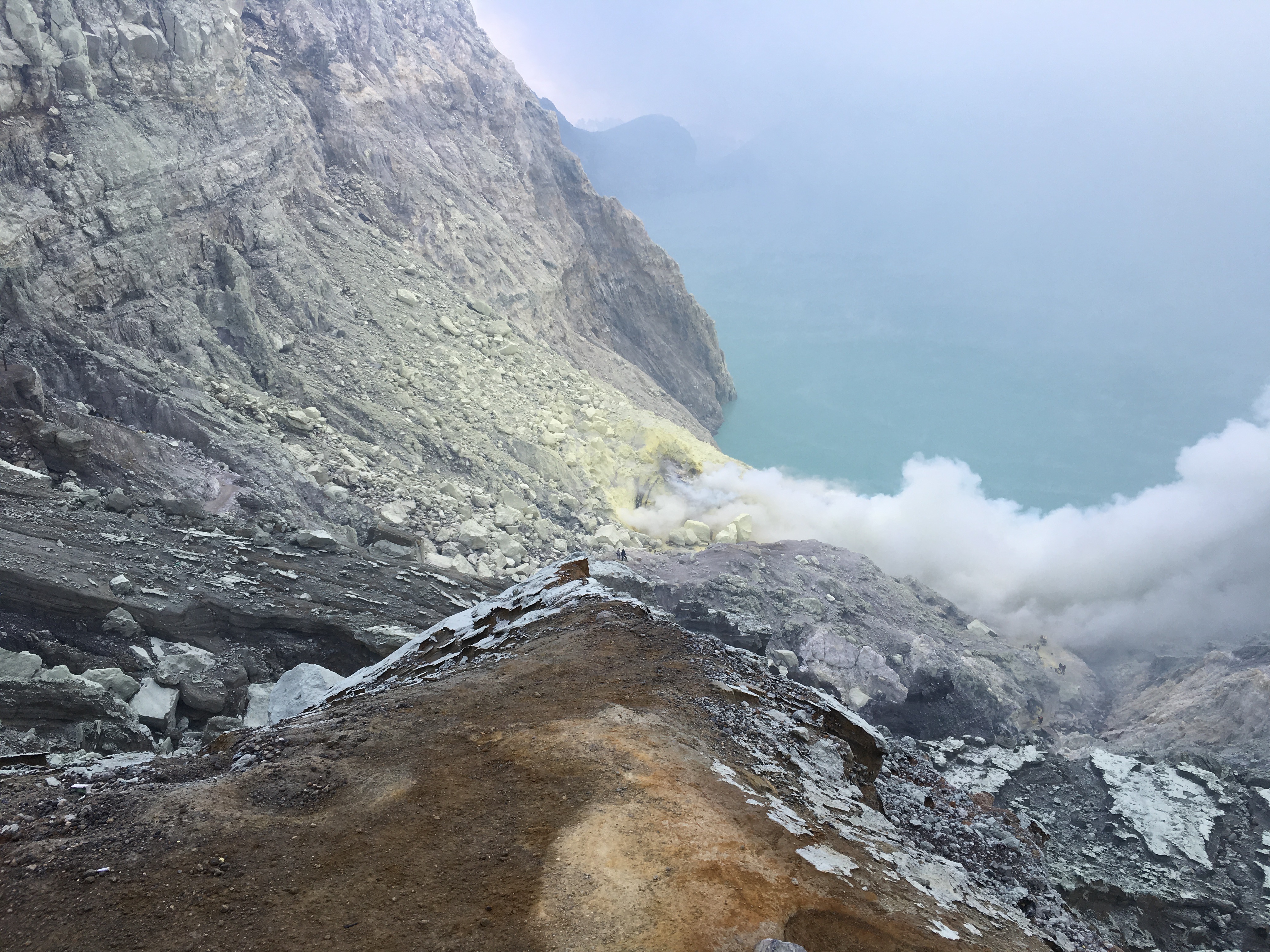 la caldera turquesa del volcán Íjen